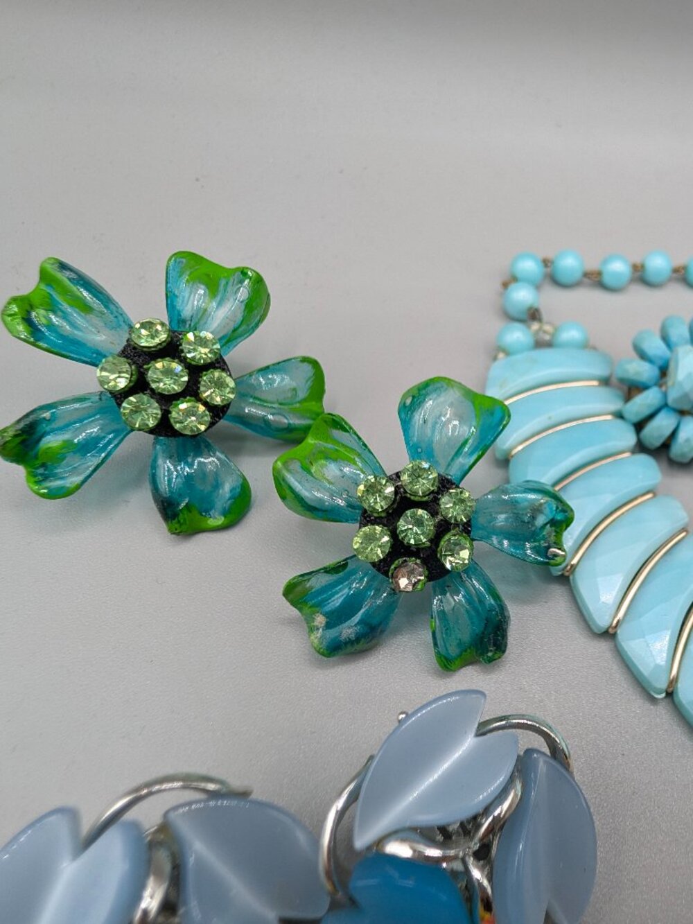 Vintage Early Plastic Jewelry, 12 Pairs Earrings +more - Picture 7 of 14